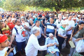 Bispo Pedro Casaldáliga cercado de fiéis