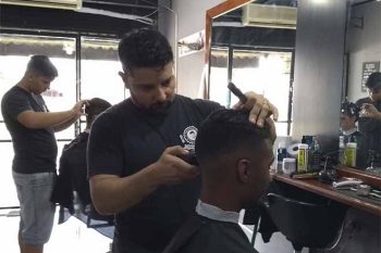 Tyno criou a sua barbearia há pouco mais de um ano | Fotos EDUARDO TORRES