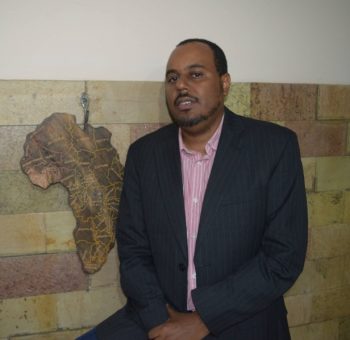 Paulo Rogério Nunes estuda o racismo nas redes, na foto de GEILSON SOUZA que ilustra a entrevista