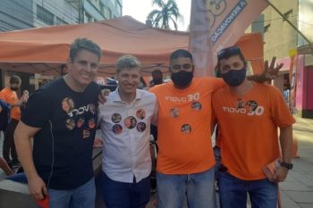Camilo, como deputado federal Marcel Van Hatten e Jonas Dalagna, em recente ação no Calçadão de Canoas. Foto: Divulgação