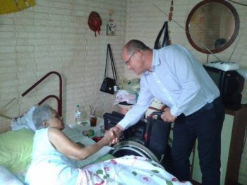 Paulinho fazendo o que mais gosta: ajudar