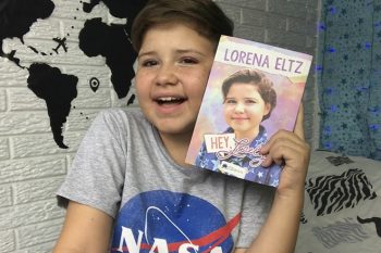 Lorena conta suas histórias no Youtube desde 2015