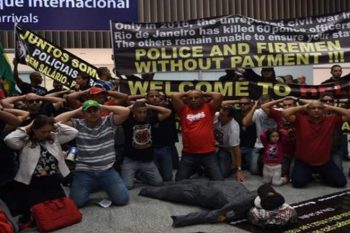Bem-vindos ao inferno, dizia a faixa em protesto contra o atraso de salários de policiais e bombeiros do Rio
