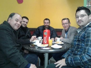 Levi e Alemão tomaram café hoje pela manhã em uma padaria do Centro, com Régis Fonseca (c), que concorre a vereador pelo PSD