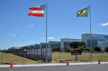 Grade na Esplanada divide manifestantes pró e contra Dilma | Foto ANTONIO CRUZ/Agência Brasil