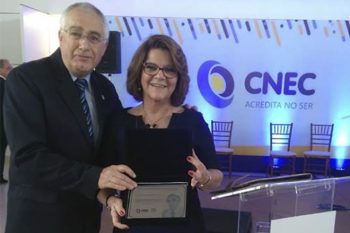 Diretora da Escola e da Faculdade Nossa Senhora dos Anjos, a professora Eunice de Oliveira foi homenageada em Brasília pela dedicação à rede CNEC