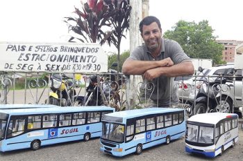 Carlos Alberto produz miniaturas de veículos, principalmente de ônibus, e já vendeu até para o Canadá