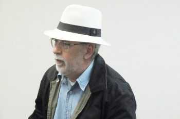 Neio é o alto comissário comunista articulando na aldeia