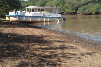 Barco do projeto Rio Limpo, parcialmente fora d’água por causa do baixo nível do Gravataí. Se não chover o racionamento vai ser inevitável segundo a defesa civil. FOTO | Projeto Rio Limpo