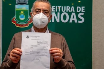 Nedy, com o decreto que retomou obrigatoriedade de uso de máscaras: prefeito que age em meio à crise está mais perto de uma solução do que dos problemas. Foto: Guilherme Pereira/ECom PMC
