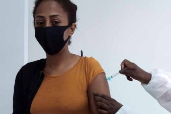 Industriários, caminhoneiros e trabalhadores de limpeza urbana e manejo de resíduos seguem sendo vacinados neste sábado, 12