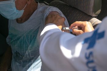 Idosos com mais de 73 anos vão ser recebidos das 8h às 16h para aplicar a primeira dose da vacina em postos de saúde. Foto: Alisson Moura/ECom PMC