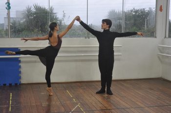 Bailarino Norton Fantinel - na foto com a esposa Karina, também bailarina - esteve em Gravataí em visita à sua primeira mestra, Celícia Santos