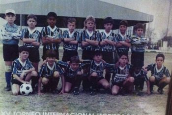 Filipe Machado, agachado ao lado do menino com a bola, em 1993, pelo Grêmio,  no Torneio Toritos de Chiclana em Entre Rios, na Argentina