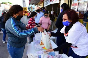 Kits de alimentação beneficiam famílias do município que realiza diversas ações de arrecadação, como a ’Doe um alimento e ganhe uma máscara’