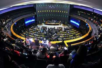 Câmara dos Deputados e os bem pagos congressistas em sessão