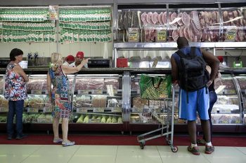 Clientes compram carne num agouçe em São Paulo