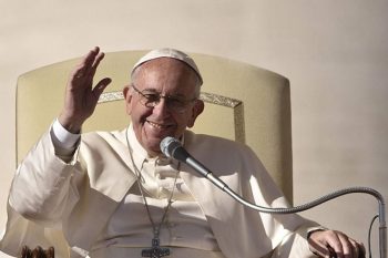 papa Francisco se dirige à multidão reunida na praça de São Pedro, no Vaticano | Foto GIORGIO ONORATI