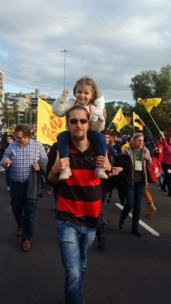Professores decidiram greve na sexta e caminharam até o Palácio Piratini