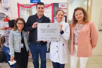 Com a presença da primeira-dama Marlene Zaffalon, placa foi entregue pelo secretário substituto Bruno Palaver