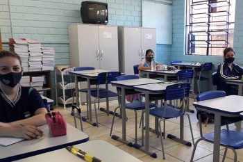 Distanciamento, máscara e álcool em gel são itens obrigatórios no ambiente escolar
