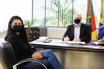 Prefeito Miki e secretária Aline, na Prefeitura de Cachoeirinha