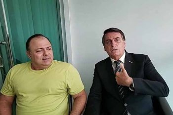 Em live no Facebook, o ministro da Saúde, Eduardo Pazuello, diagnosticado com covid-19, sem máscara ao lado do presidente Jair Bolsonaro