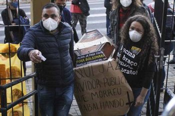 Sindicato dos professores em protesto no dia da votação da reforma em 2021