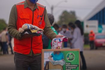 Durante o drive thru de vacinação na Páscoa, 7,9 mil peças de roupas foram arrecadadas e mais de 1,8 mil quilos de alimentos. Foto: Divulgação/PMC