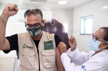 Prefeito tomou sua primeira dose de vacina contra a Covid-19 neste sábado, 5, no posto do Rio Branco. Foto: Divulgação