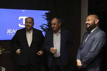Jean (D) recebeu em coquetel políticos como o prefeito e o vice, Luiz Zaffalon e Levi Melo, além de outras personalidades