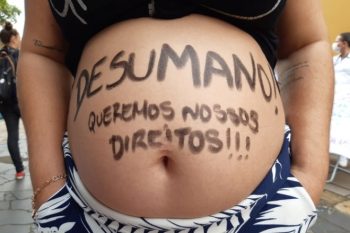 Com cartazes, rostos e barrigas pintadas, gestantes e mamães de recém-nascidos pararam o trânsito em frente à Prefeitura nesta quarta-feira. Foto: Divulgação SindiSaúde