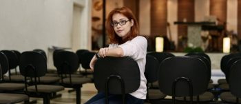 Carol Santos, 20 anos, líder de jovens de igreja, em foto de BRUNO FUJII que ilustra reportagem