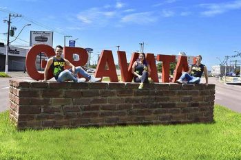 Bailarinos posam para foto no pórtico de Gravataí