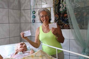 Mãe e filha vacinadas: equipes da Prefeitura vão às residências imunizar idosos acamados e cuidadores