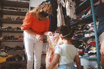 No local, população tem acesso a peças de roupas, calçados e acessórios