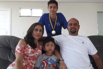Campeão do Mundialito na Bolívia: Guilherme, com a medalha no peito, os pais Andréa e Tiago, e o irmão Rafael