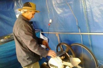 Melo, presidente do PT de Gravataí, moendo cana em sua produção orgânica e artesanal