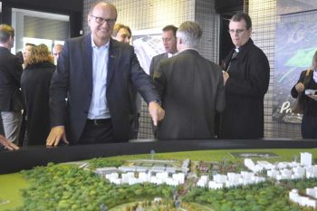 Professor e diretor do Colégio Sinodal, Ivan Renner, mostra na maquete do Prado Bairro-Cidade onde estão sendo erguidas as instalações da instituição de ensino.