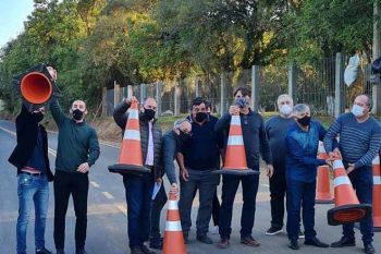Prefeito foi liberar trechos nas duas estradas da Costa do Ipiranga na tarde desta quarta