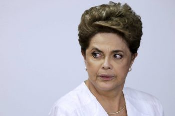 A foto de Dilma no dia 15, que ilustra a reportagem do El País, é de UESLEI MARCELINO/Reuters