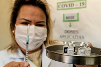 20 unidades de saúde abrem hoje até às 15h para vacinar canoenses com 29 anos ou mais e outros 5 postos só para segunda dose da AstraZeneca. Foto: Divulgação EComPMC