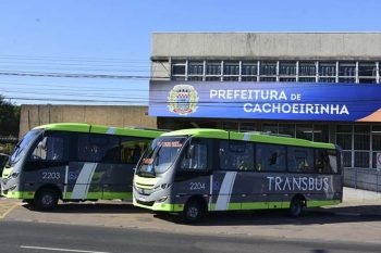 Coletivos foram entregues nesta terça-feira na Prefeitura