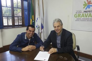 Marco sancionando projeto de Evandro