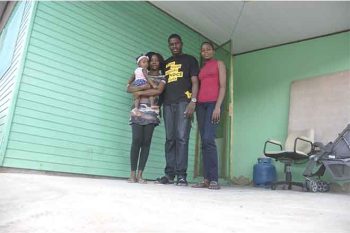 A pequena Sayumi no colo da mãe, Glesia. No meio o pai, Kedy Pierre, e de blusa vermelha a tia Icania. Da família de haitianos, as duas mulheres precisam de emprego para ajudar a melhorar as condições de vida.