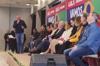 Mário Cardoso, em discurso diante de Lula: para o canoense, a eleição é entre democratas e neo-fascistas. Foto: Divulgação