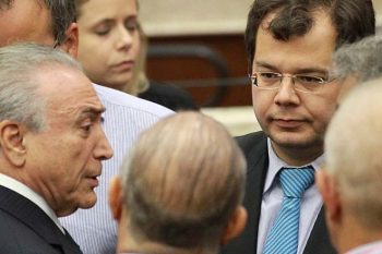 Presidente Michel Temer fala com Francisco Zavascki, filho do juiz do STF Teori Zavascki no velorio dele | Foto DIEGO VARA | REUTERS