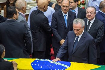 Temer ao lado do caixão com o corpo de Zavascki | Foto JEFFERSON BERNARDES