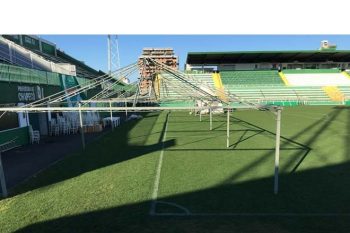 Já começou a montagem das tendas que vão abrigar os caixões com os corpos na Arena Condá, em Chapecó