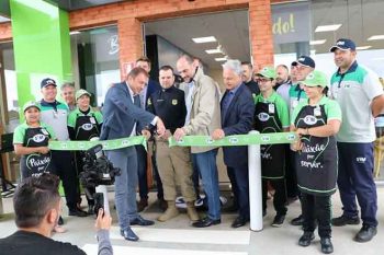 Empresário Neco Argenta corta a fita do maior empreendimento da sua rede de postos no Rio Grande do Sul, o Paradouro SIM Freeway, em Gravataí